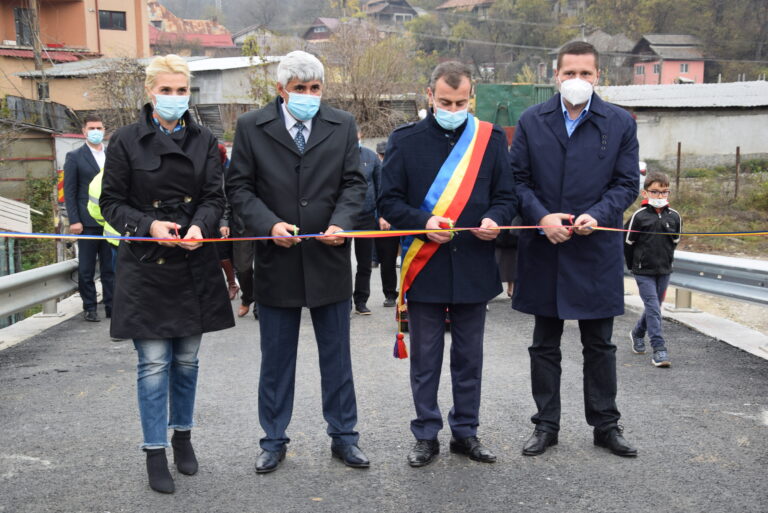 A fost inaugurat podul peste râul Ialomița, zona Glava din comuna Moroeni