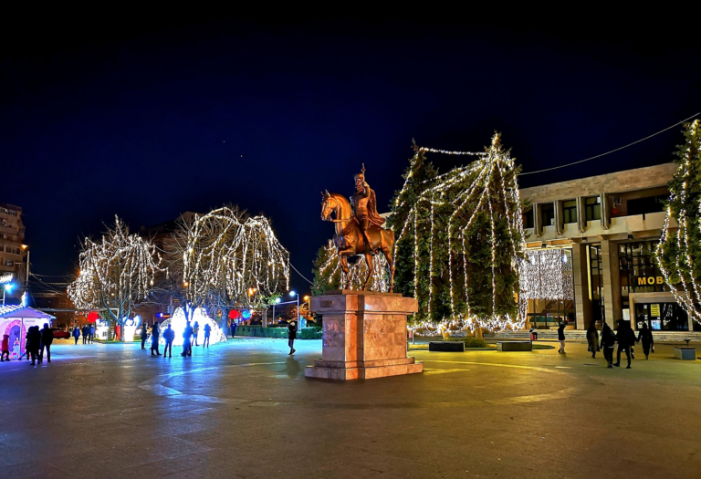 Târgoviștea a îmbrăcat haine de sărbătoare! Cel mai frumos iluminat festiv de până acum!