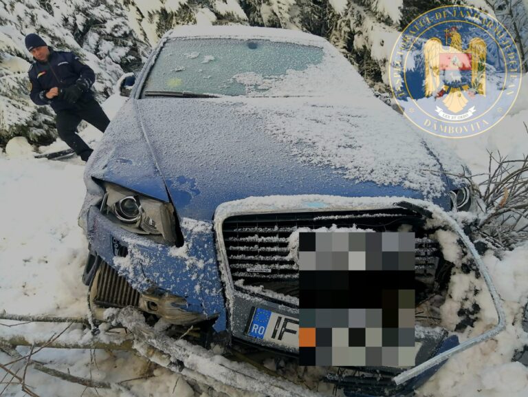 Mașină abandonată într-o râpă din Munții Bucegi, găsită de jandarmii montani și salvamontiști