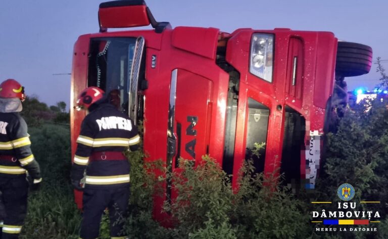 Camion răsturnat în afara părții carosabile, la Săcueni!