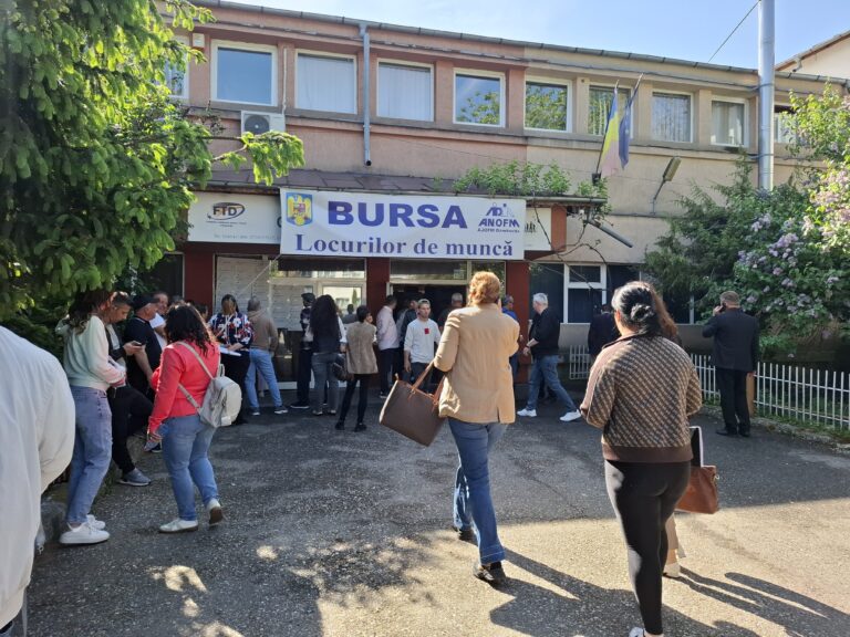 AJOFM Dâmbovița: Peste 200 de persoane angajate la o lună  de la data desfășurării Bursei Locurilor de Muncă