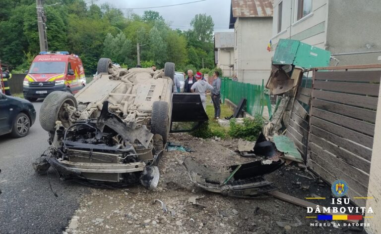 Ocnița: O șoferiță a intrat cu mașina într-un gard, după care automobilul s-a răsturnat! Doi minori au ajuns la spital!