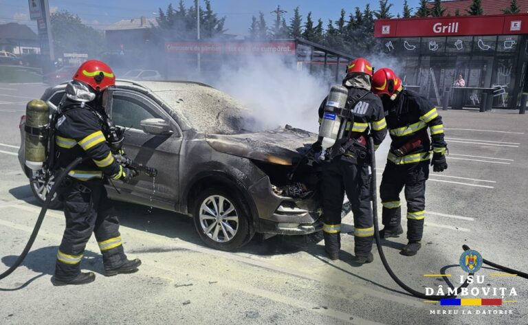 Un autoturism a luat foc  în Târgoviște, pe strada Magrini!