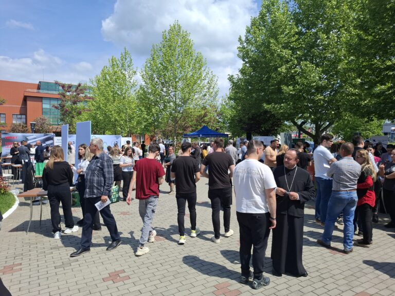 Tinerii din Dâmbovița, în căutarea unui start profesional, la Târgul de joburi din Campusul Valahia! Camera de Comerț Dâmbovița, Universitatea Valahia din Târgoviște și AJOFM Dâmbovița, organizatorii evenimentului!