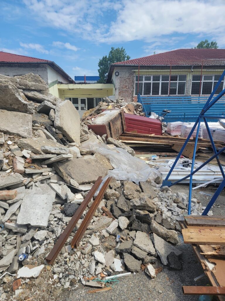 Probleme pe șantierul Liceului Tehnologic „Iordache Golescu” din Găești: Primarul Alexandru Iorga cere măsuri urgente de remediere!