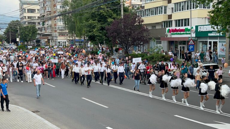 Târgoviște: Copiii s-au distrat de minune de ziua lor! Competiții sportive de înot și fotbal! Spectacole în Parcul Mitropoliei! „Parada Copiilor” a  însuflețit orașul!