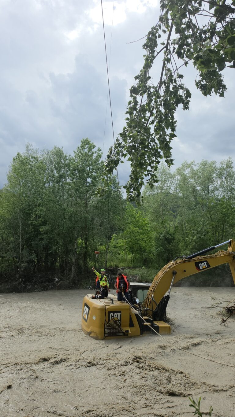 Buciumeni: *Update*! Un elicopter SMURD a intervenit pentru salvarea persoanei surprinsă de viitură!