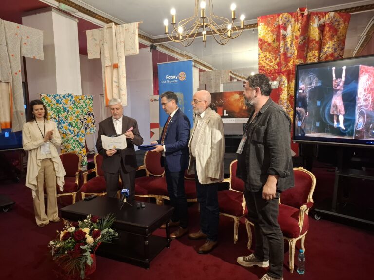 Moment emoționant la Festivalul BABEL! Mihai Constantin Ranin a primit Diploma de Excelență și Placheta de Membru de Onoare a Rotary Club Târgoviște.