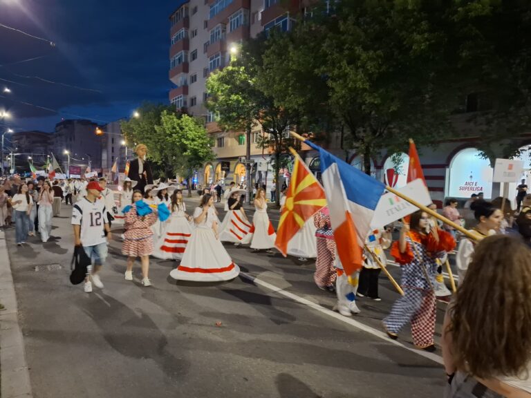 Muzică, culoare și voie bună la Parada Babel, evenimentul care a închis festivalul