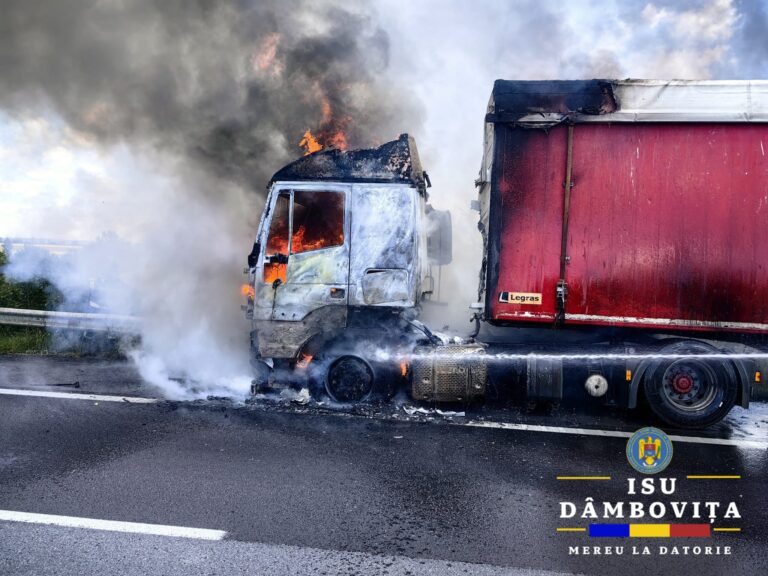 Un autocamion a luat foc pe autostrada A1