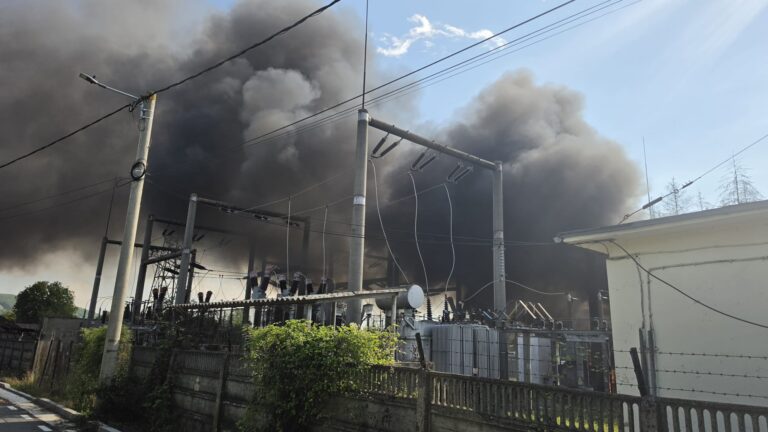Pucioasa: Incendiu produs la un punct de transformare electrică din oraș!