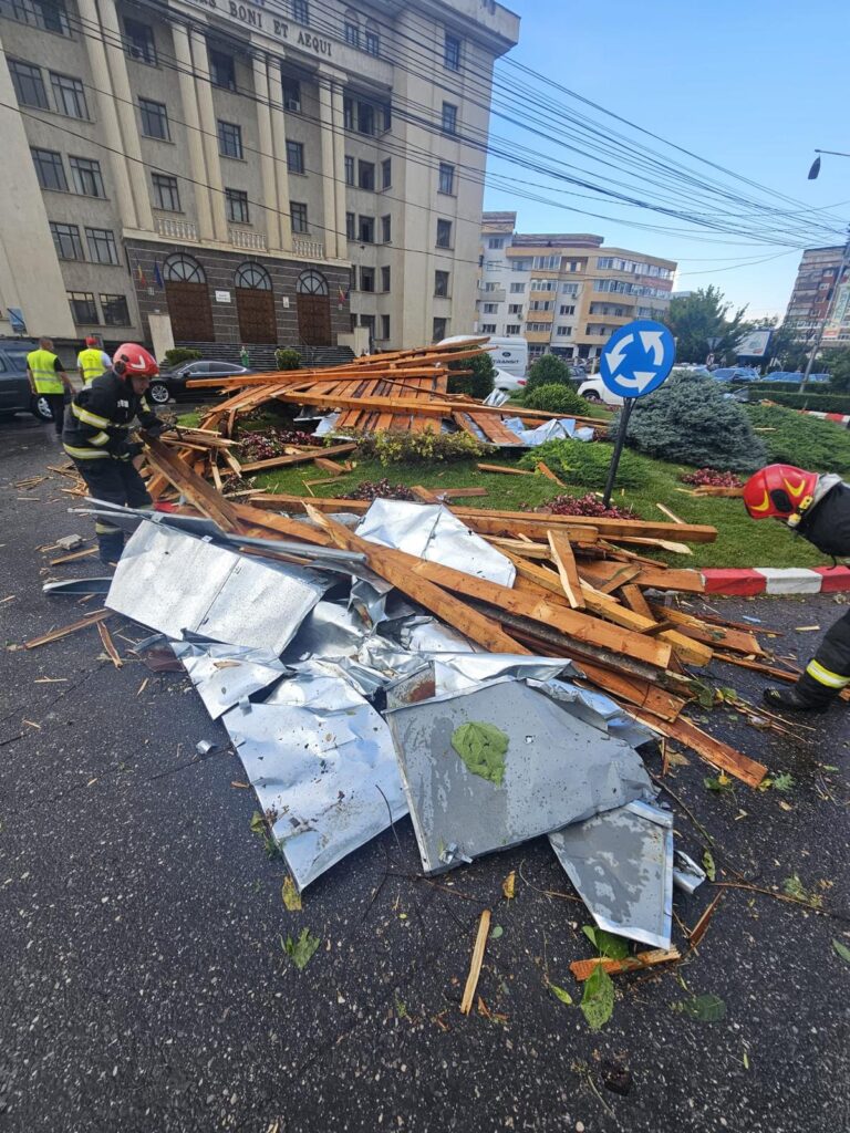 Intervenții ale pompierilor dâmbovițeni în urma manifestării fenomenelor meteorologice