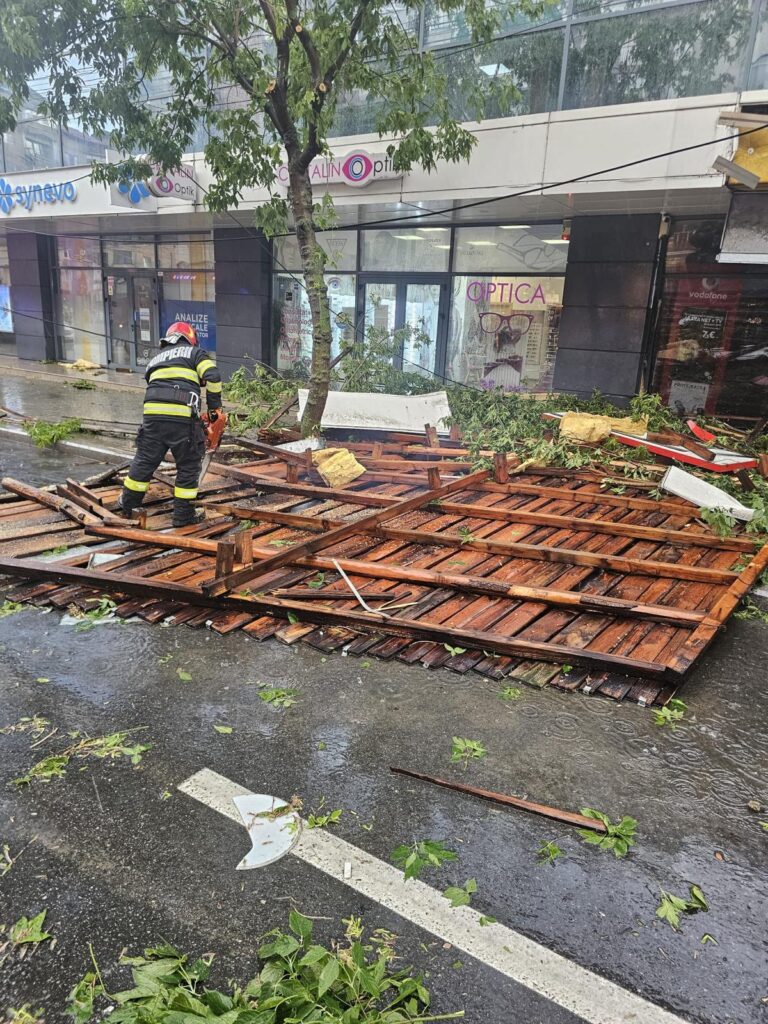 ISU Dâmbovița: Bilanțul intervențiilor desfășurate în urma fenomenelor meteorologice periculoase