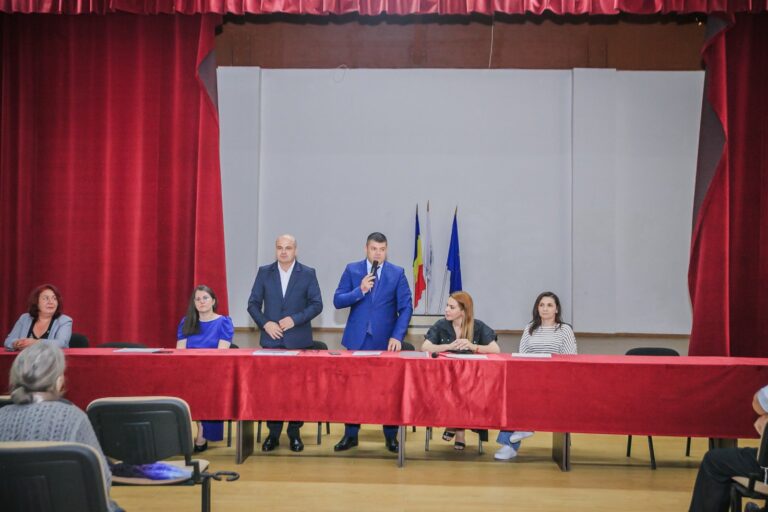 Ziua Învățătorului, sărbătorită în avans la Titu. Omagiu pentru dascălii care au format generații