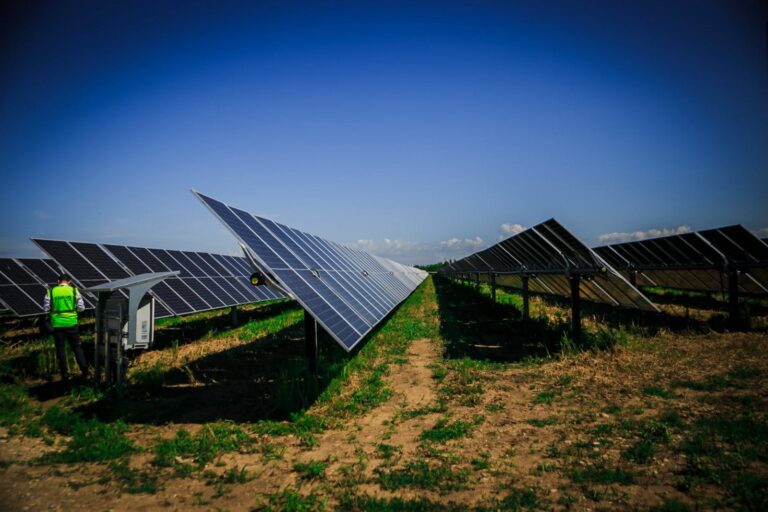Titu: Investiție privată în energie regenerabilă, inaugurată în prezența primarului Laurențiu Costache