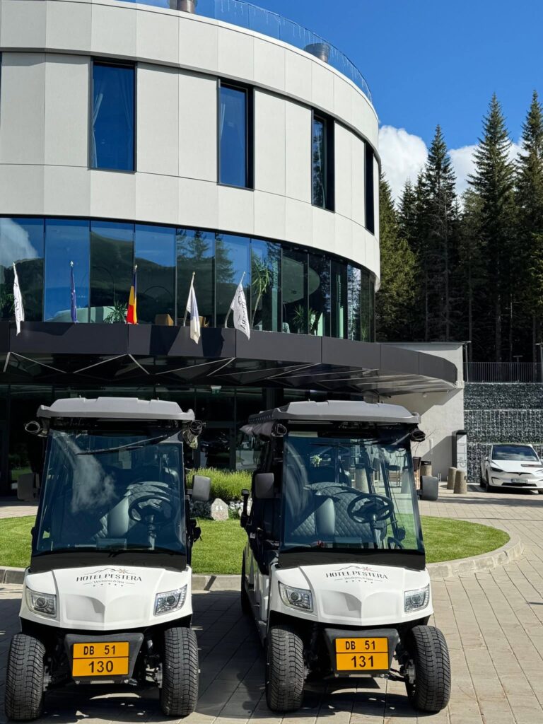 Premieră în Bucegi: vehicule electrice de 8+2 locuri la Hotelul Peștera Wellness & Spa