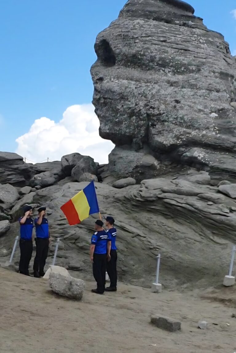 Tricolorul la Sfinxul din Bucegi, omagiu de Ziua Drapelului Național