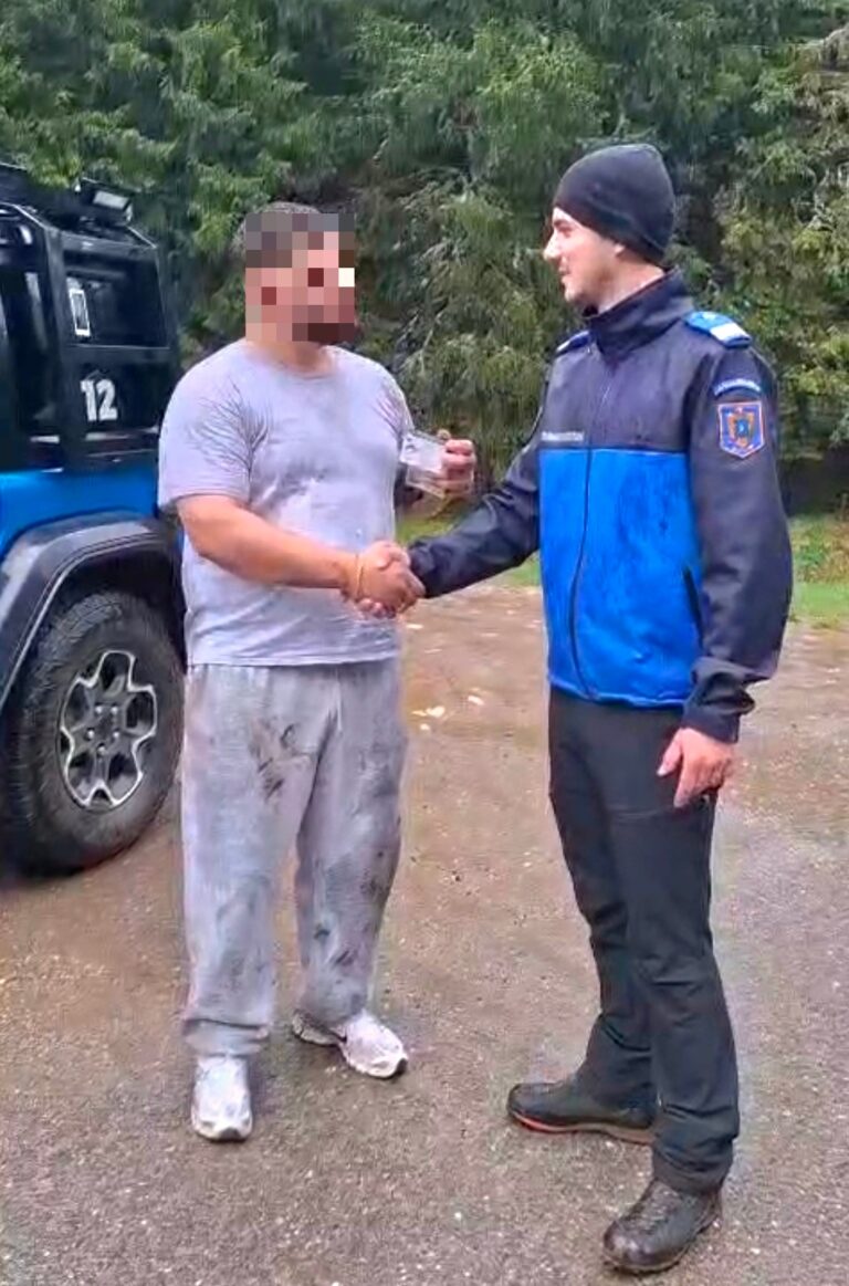 Turist ucrainean, sprijinit de jandarmii montani după ce a rămas blocat cu mașina în mlaștină