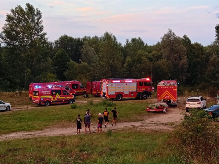 Mobilizare la Ionești: Scafandrii caută doi minori în râul Argeș